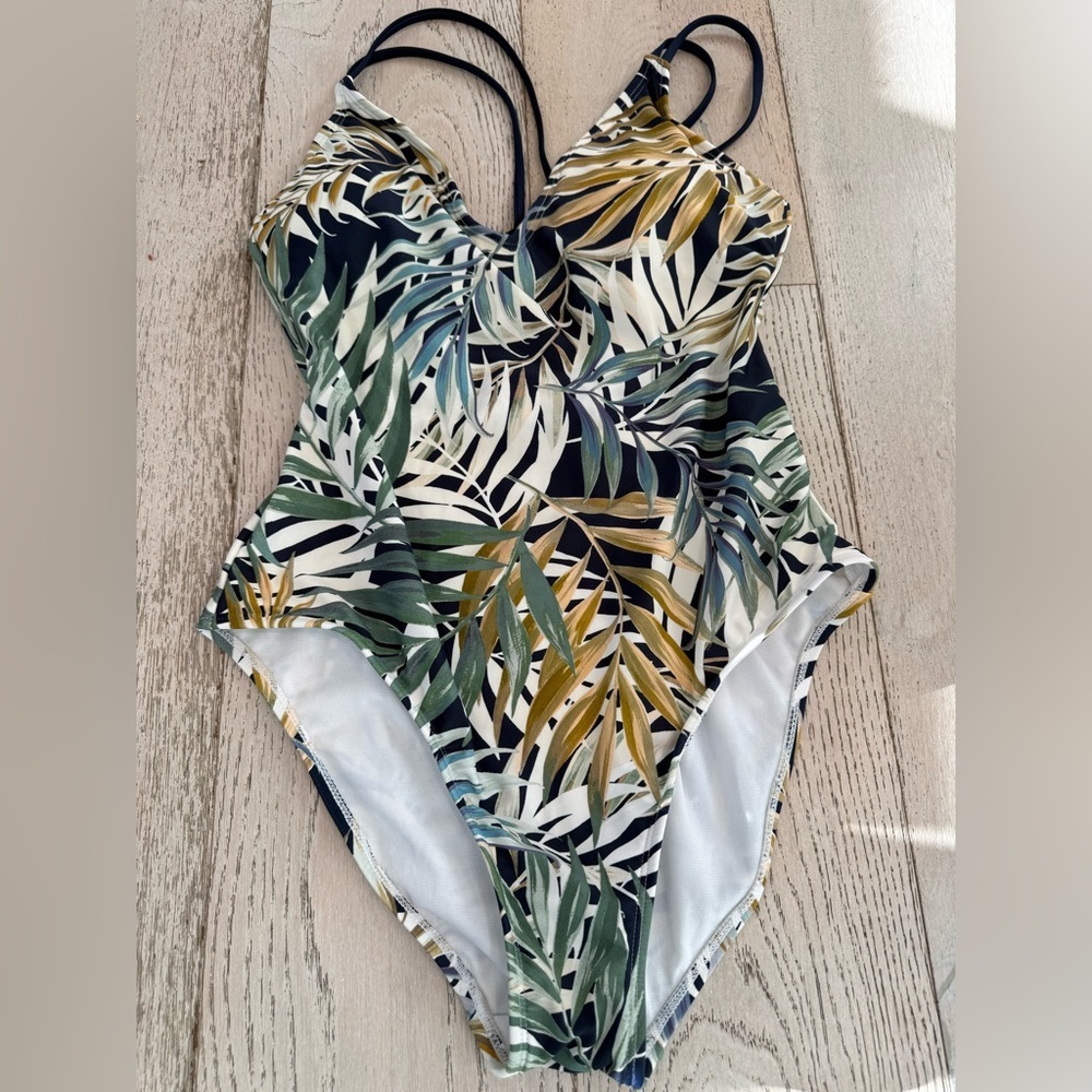 Hurley Ladies' One-Piece Swimsuit, UPF
50+, Cayman Palms, Size L - Picture 4 of 8